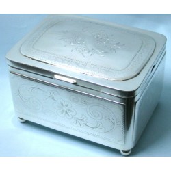 Cukiernica posrebrzana skrzynkowa-ornamenty roślinne