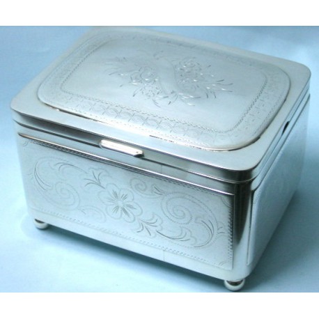 Cukiernica posrebrzana skrzynkowa-ornamenty roślinne