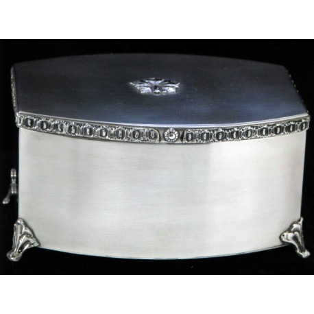 Posrebrzana cukiernica-prezent na rocznicę ślubu - modna prosta